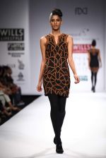 Model walks the ramp for Mynah_s Reynu Tandon at Wills Lifestyle India Fashion Week Autumn Winter 2012 Day 5 on 19th Feb 2012 (19).JPG